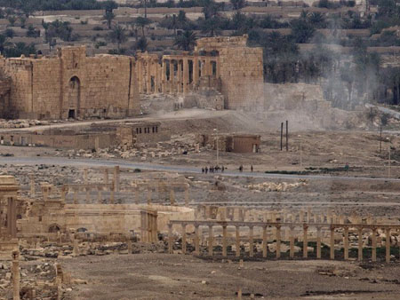 Chuyên gia Nga kích nổ mìn do IS gài lại sau khi rút khỏi thành phố Palmyra ngày 14/4.